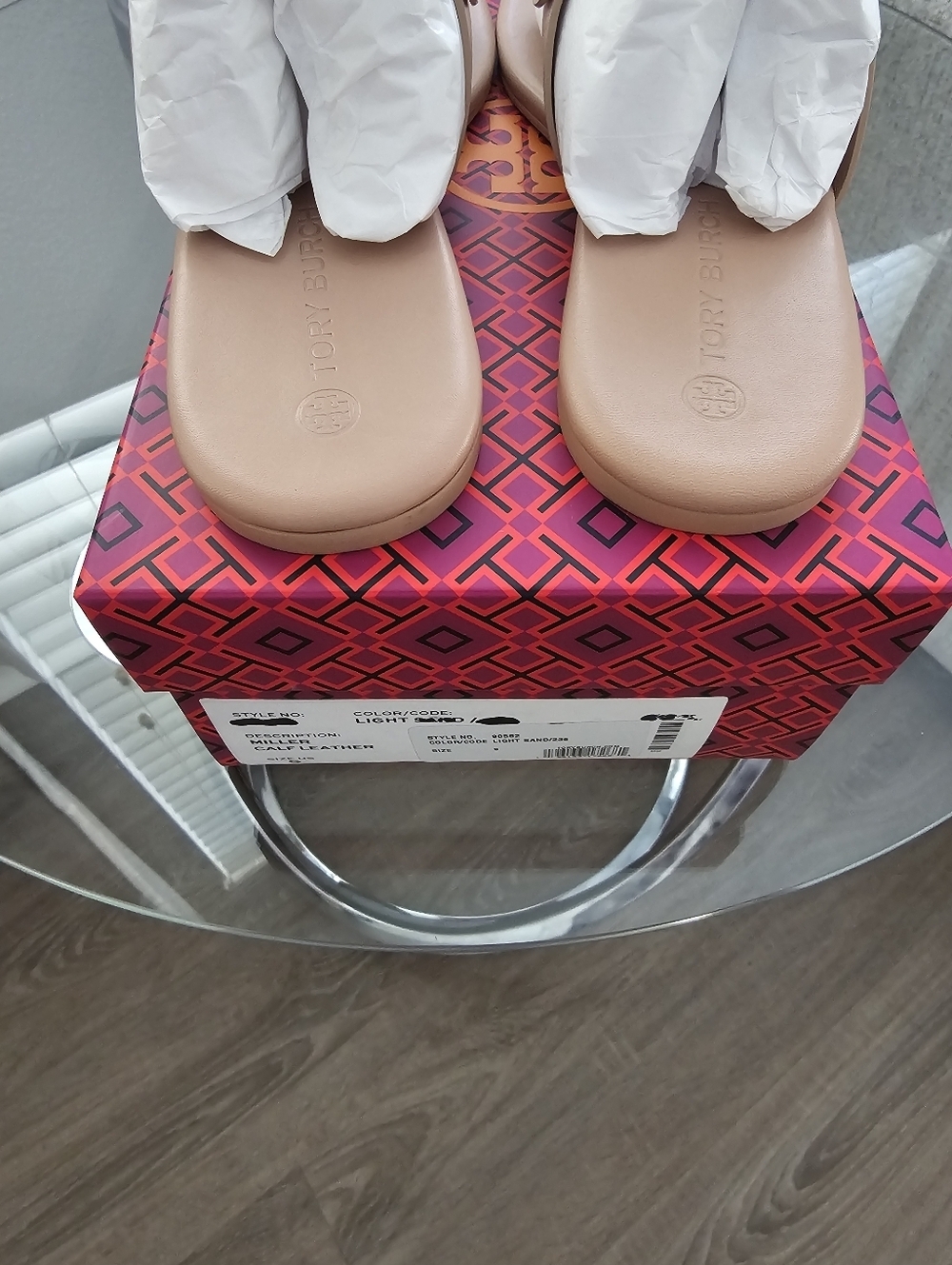 Tory Burch Miller Calf Leather Logo Thong Sandals in Light Sand. - Picture 6 of 8